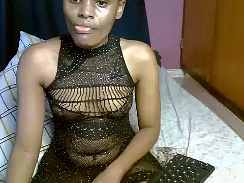 Snapshot of Queen_petite_ chatting on April 6, 4:46 am Queen petite online show from April 6, 4:46 am