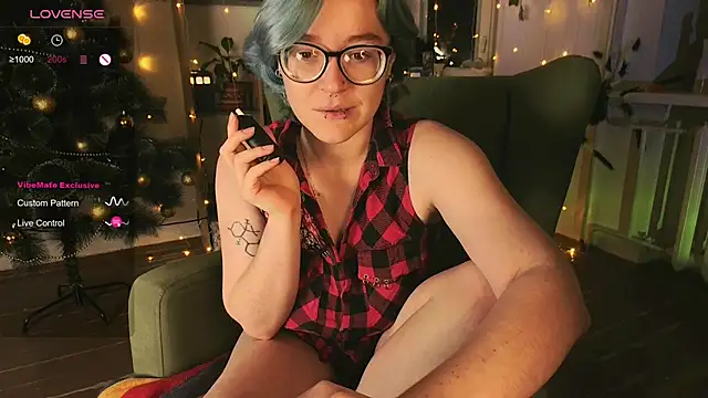 Snapshot of alisahug chatting on December 6, 5:22 pm alisahug online show from December 6, 5:22 pm