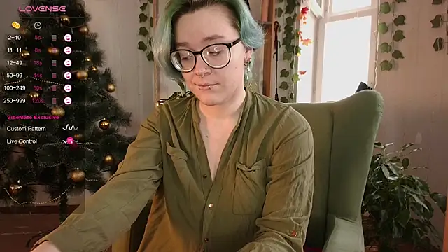 Snapshot of alisahug chatting on December 13, 9:13 am alisahug online show from December 13, 9:13 am