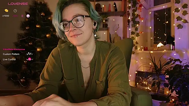 Snapshot of alisahug chatting on December 13, 12:17 pm alisahug online show from December 13, 12:17 pm