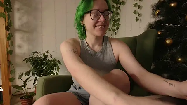 Snapshot of alisahug chatting on December 28, 5:55 am alisahug online show from December 28, 5:55 am