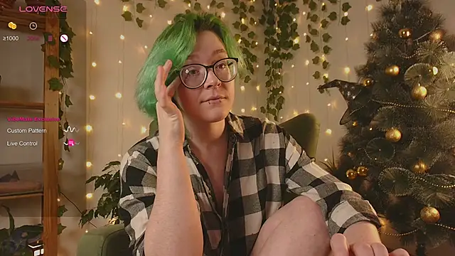 Snapshot of alisahug chatting on January 9, 2:07 pm alisahug online show from January 9, 2:07 pm