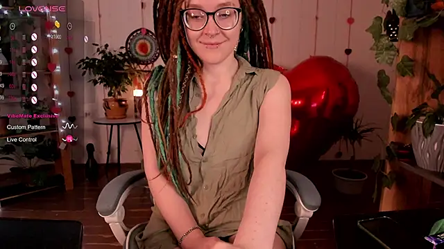 Snapshot of alisahug chatting on February 13, 4:28 pm alisahug online show from February 13, 4:28 pm