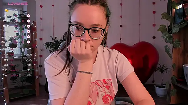 Snapshot of alisahug chatting on February 14, 11:31 am alisahug online show from February 14, 11:31 am