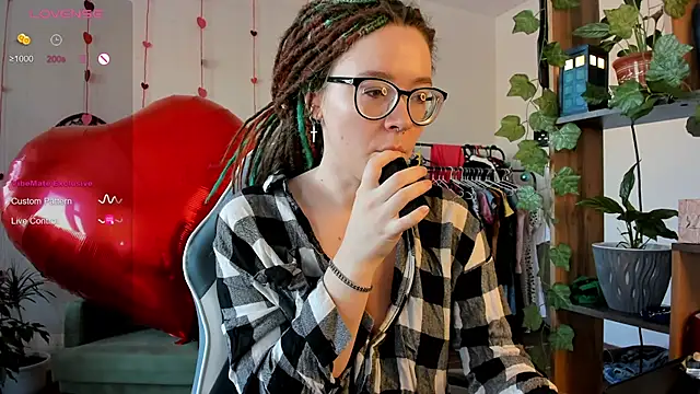 Snapshot of alisahug chatting on February 19, 6:55 am alisahug online show from February 19, 6:55 am