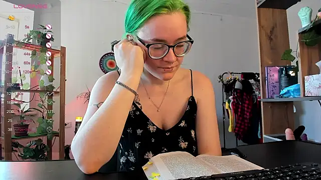 Snapshot of alisahug chatting on March 4, 10:46 am alisahug online show from March 4, 10:46 am