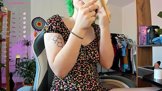 Snapshot of alisahug chatting on March 5, 7:05 am alisahug online show from March 5, 7:05 am