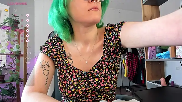 Snapshot of alisahug chatting on March 5, 10:11 am alisahug online show from March 5, 10:11 am