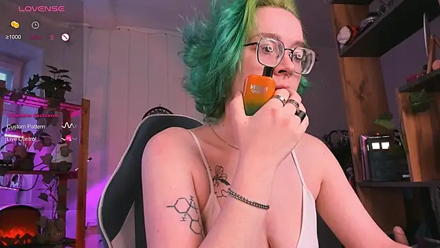 Snapshot of alisahug chatting on March 10, 1:10 pm alisahug online show from March 10, 1:10 pm