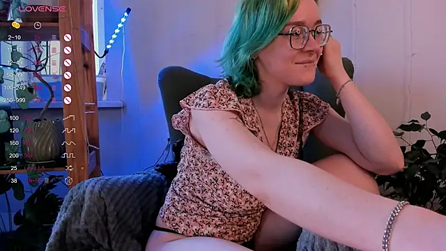 Snapshot of alisahug chatting on March 15, 10:03 am alisahug online show from March 15, 10:03 am