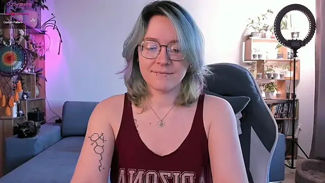 Snapshot of alisahug chatting on October 13, 9:53 am alisahug online show from October 13, 9:53 am