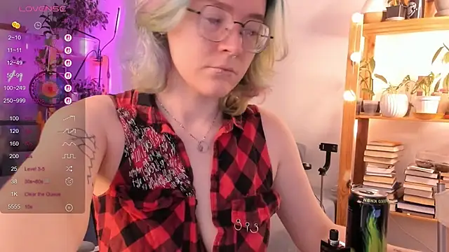 Snapshot of alisahug chatting on October 17, 7:55 am alisahug online show from October 17, 7:55 am