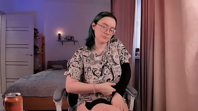 Snapshot of alisahug chatting on November 17, 10:54 am alisahug online show from November 17, 10:54 am