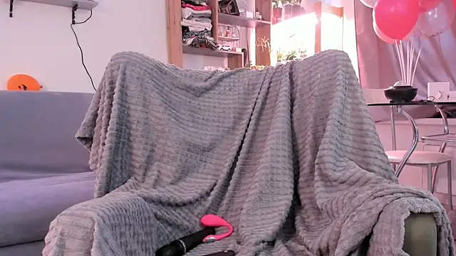 Snapshot of alisahug chatting on December 3, 8:34 am alisahug online show from December 3, 8:34 am