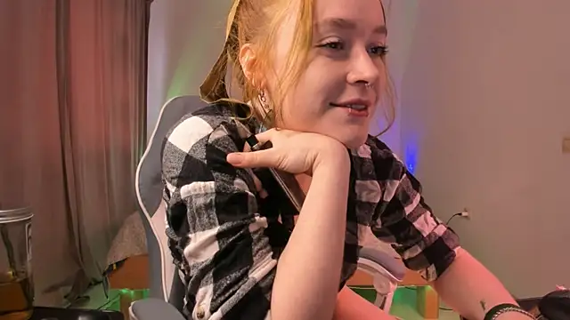 alisahug online show from April 19, 12:26 pm