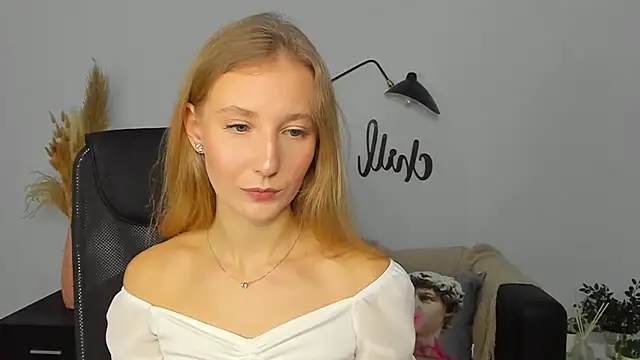 Snapshot of LolaWilsons chatting on January 14, 6:13 am LolaWilsons online show from January 14, 6:13 am