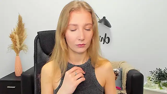 Snapshot of LolaWilsons chatting on January 29, 6:22 am LolaWilsons online show from January 29, 6:22 am