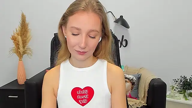 Snapshot of LolaWilsons chatting on February 3, 9:30 am LolaWilsons online show from February 3, 9:30 am