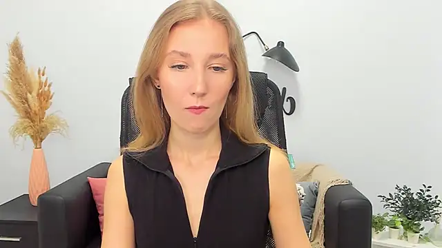 Snapshot of LolaWilsons chatting on February 26, 6:15 am LolaWilsons online show from February 26, 6:15 am