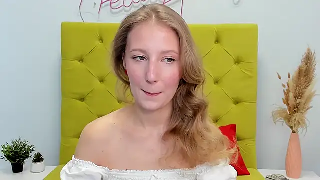 Snapshot of LolaWilsons chatting on February 13, 8:21 am LolaWilsons online show from February 13, 8:21 am