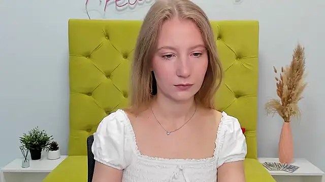 Snapshot of LolaWilsons chatting on May 2, 7:24 am LolaWilsons online show from May 2, 7:24 am