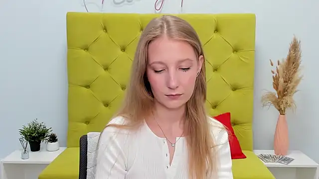 Snapshot of LolaWilsons chatting on May 4, 8:21 am LolaWilsons online show from May 4, 8:21 am
