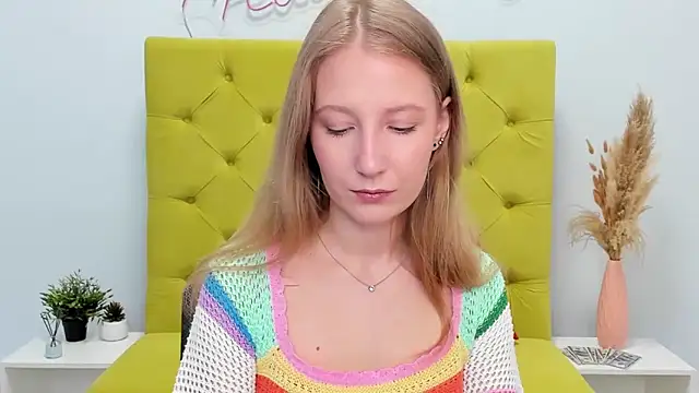 Snapshot of LolaWilsons chatting on May 5, 6:21 am LolaWilsons online show from May 5, 6:21 am