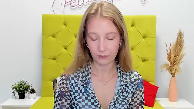 Snapshot of LolaWilsons chatting on May 11, 6:41 am LolaWilsons online show from May 11, 6:41 am