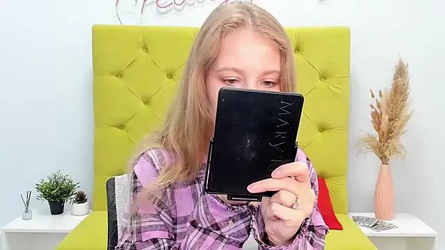 Snapshot of LolaWilsons chatting on May 26, 6:20 am LolaWilsons online show from May 26, 6:20 am