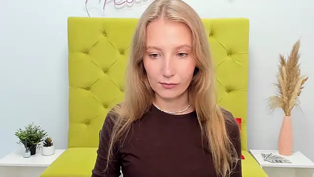 Snapshot of LolaWilsons chatting on June 5, 6:20 am LolaWilsons online show from June 5, 6:20 am