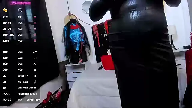 LiaTaylorr online show from December 14, 1:05 pm