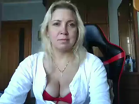 Snapshot of IrinaB1 chatting on September 28, 5:46 am IrinaB1 online show from September 28, 5:46 am