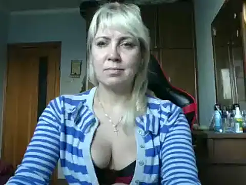 Snapshot of IrinaB1 chatting on October 28, 5:44 am IrinaB1 online show from October 28, 5:44 am