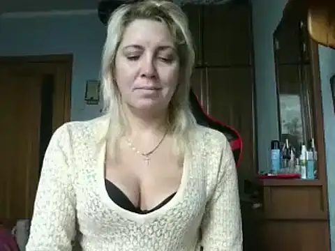 Snapshot of IrinaB1 chatting on November 11, 8:14 am IrinaB1 online show from November 11, 8:14 am