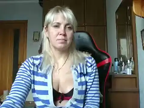 Snapshot of IrinaB1 chatting on November 18, 8:52 am IrinaB1 online show from November 18, 8:52 am