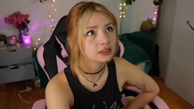 Snapshot of ari_kat chatting on July 22, 1:30 am ari kat online show from July 22, 1:30 am