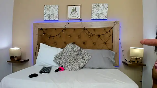 CristalLoren online show from December 17, 6:25 pm