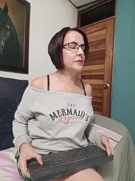 Snapshot of IsisBlake chatting on April 28, 5:01 am IsisBlake online show from April 28, 5:01 am