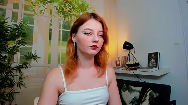 pretty little thing online show from October 25, 4:35 pm