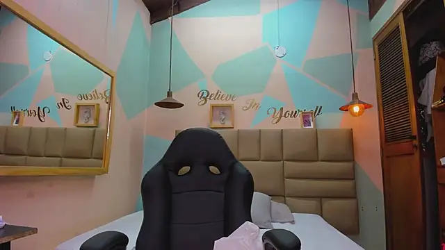 lilybaudyn  online show from January 18, 9:13 am
