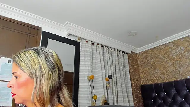 stella xue online show from March 3, 8:00 pm