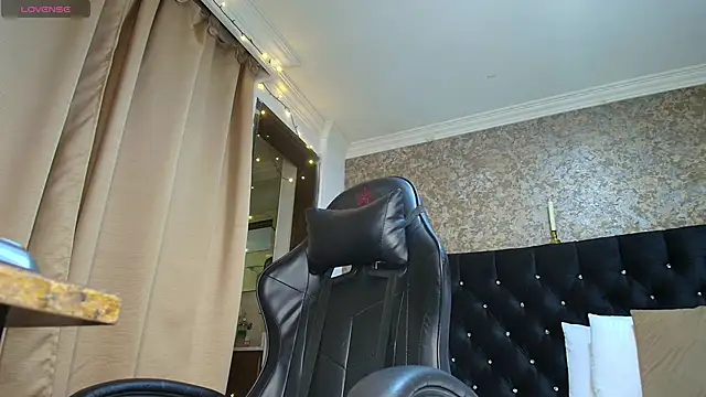 stella xue online show from March 7, 12:01 pm