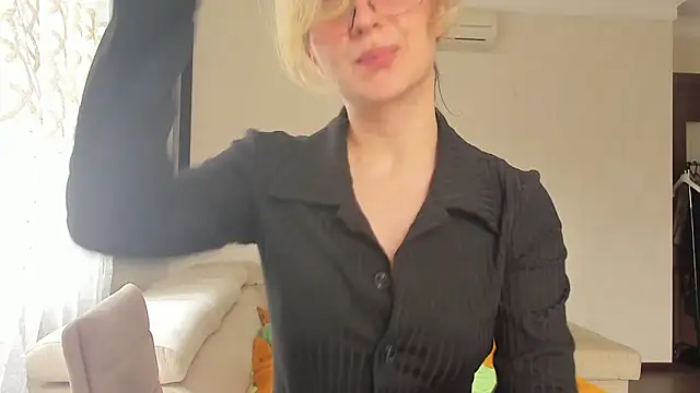 Lilith lutherlow online show from May 31, 9:49 am