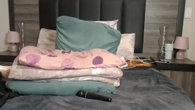 Snapshot of BigButt-MomJ75 chatting on April 21, 2:51 am BigButt-MomJ75 online show from April 21, 2:51 am