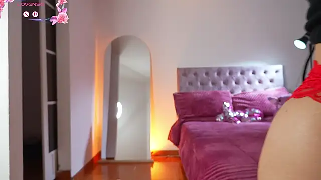 Snapshot of samantha_evans2 chatting on November 20, 12:00 am samantha evans2 online show from November 20, 12:00 am