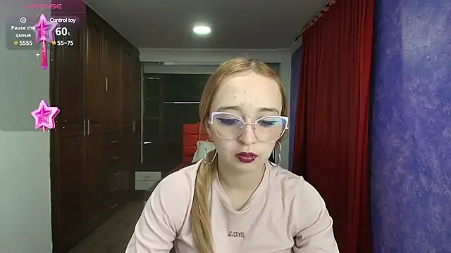 Liaroberts1 online show from December 28, 12:03 pm