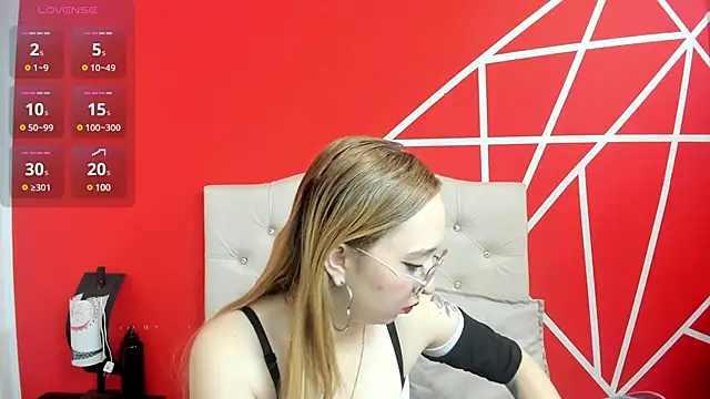 Liaroberts1 online show from January 9, 12:09 pm