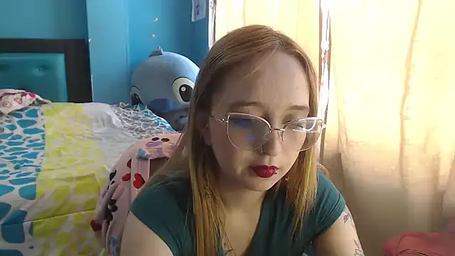 Liaroberts1 online show from February 1, 3:07 pm