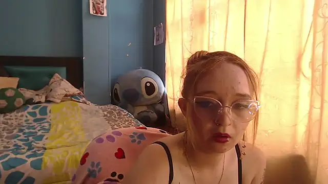 Liaroberts1 online show from February 5, 3:09 pm