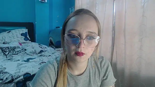 Liaroberts1 online show from February 18, 11:44 am